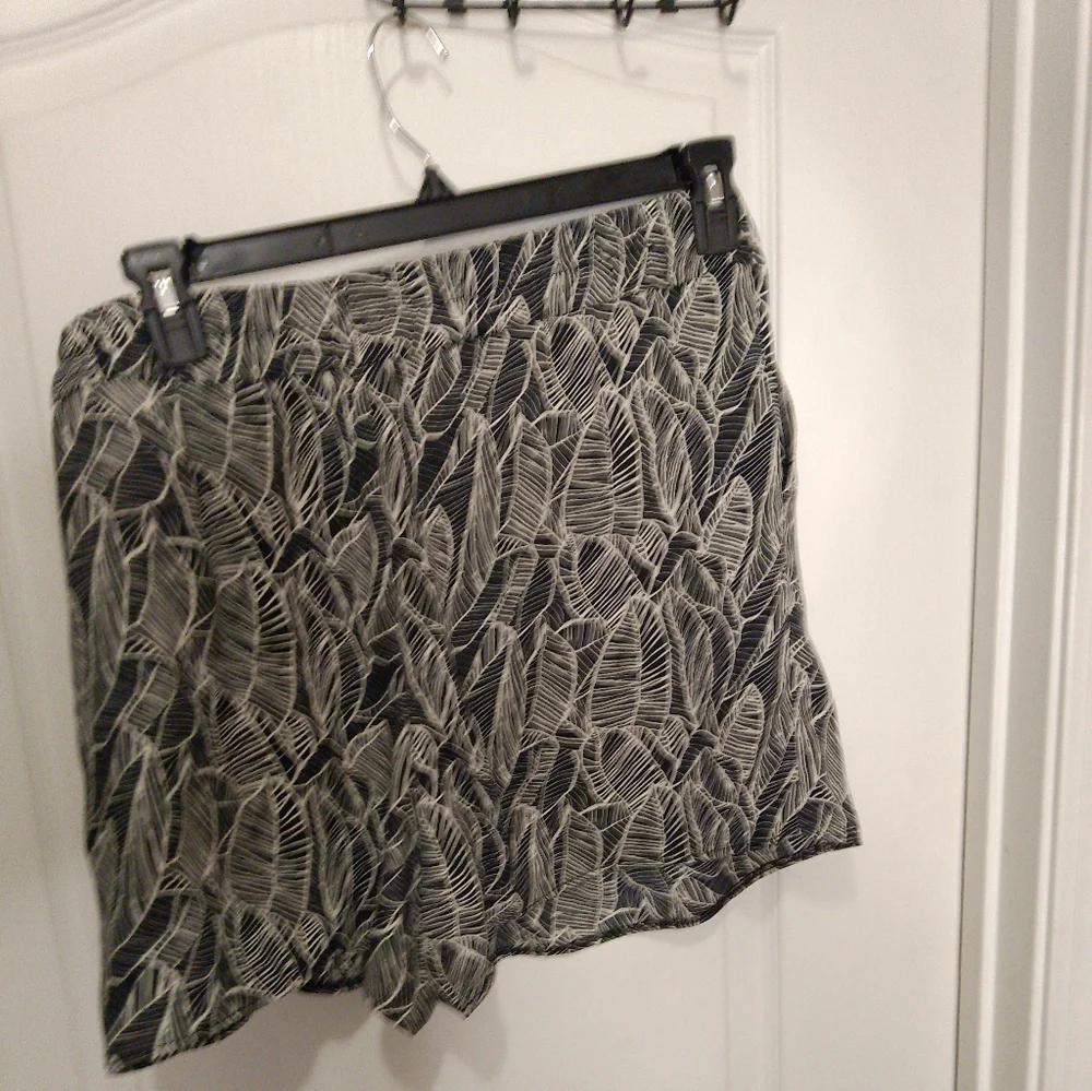 NWT/Loft black and white design shorts size large